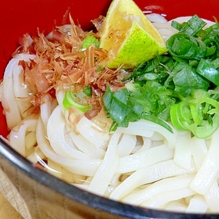 目からうろこのうまさ。かぼすをしぼって，うどん